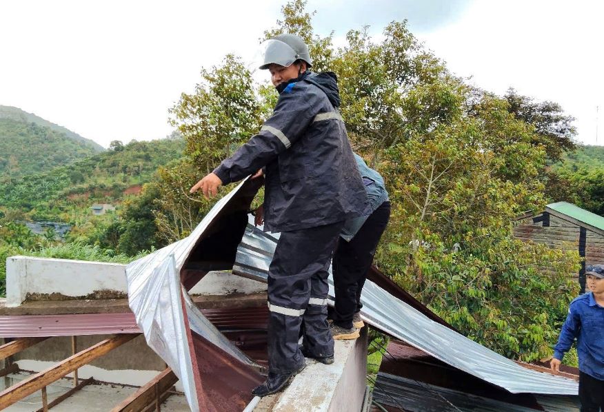 Nha dan bi toc mai. Anh: Lam Hong