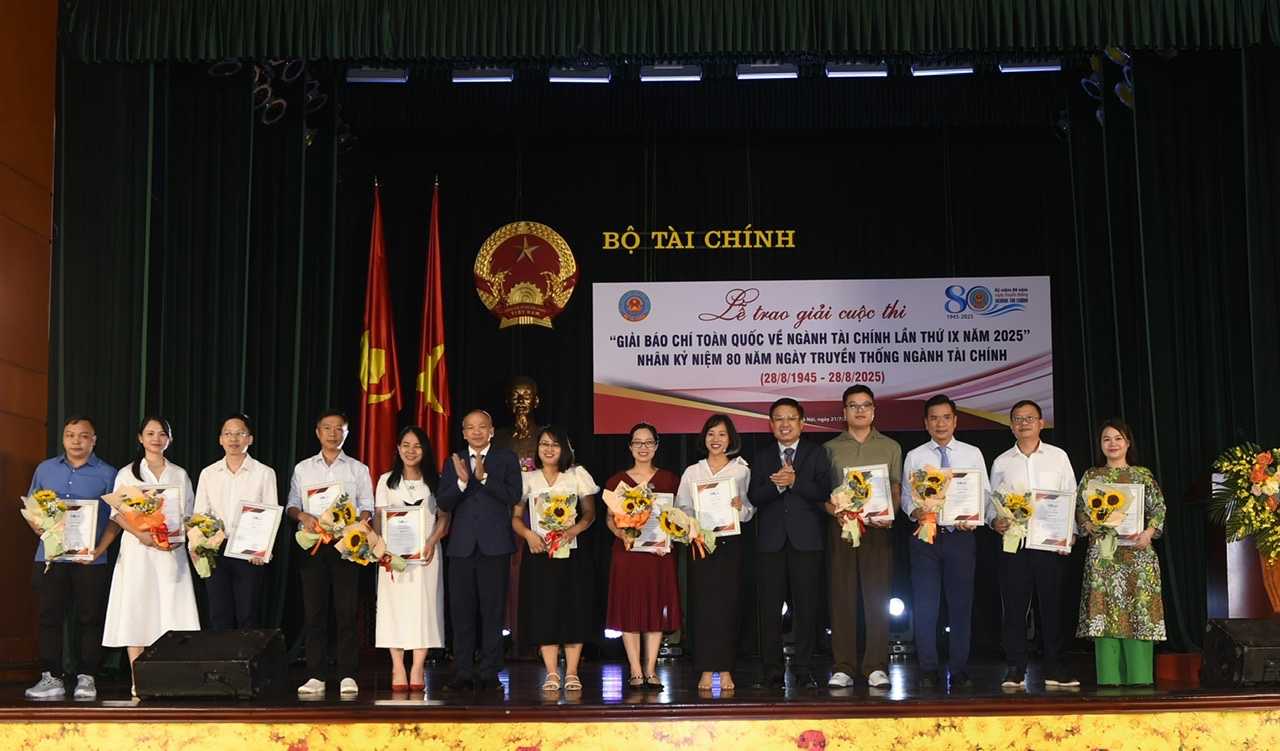 재무부는 재무 부문에 대한 53개의 대표적인 언론 작품에 상을 수여했습니다. 사진: MOF