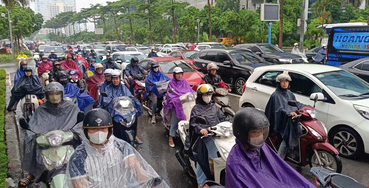 Do anh huong cua mua to voi cuong do lon tu con bao so 3, Ha Noi xay ra mua nho o nhieu khu vuc. Theo ghi nhan tai khu vuc nut giao Me Tri - Duong Dinh Nghe mat do giao thong tang manh vao gio tan tam. Anh: Hai Danh