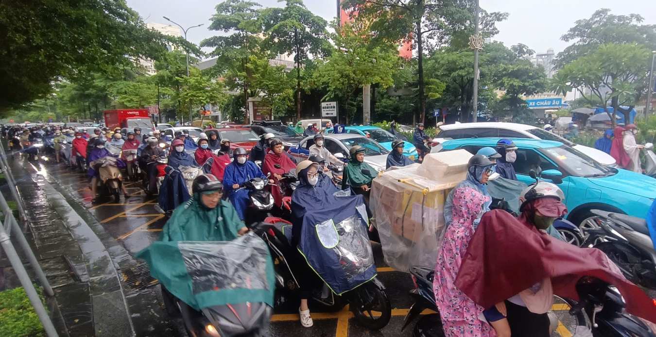 Cung thoi diem, luong phuong tien do ve khu vuc nut giao Ton That Thuyet - Pham Hung tang manh. Nhieu doan xay ra tinh trang un tac keo dai. Anh: Hai Danh