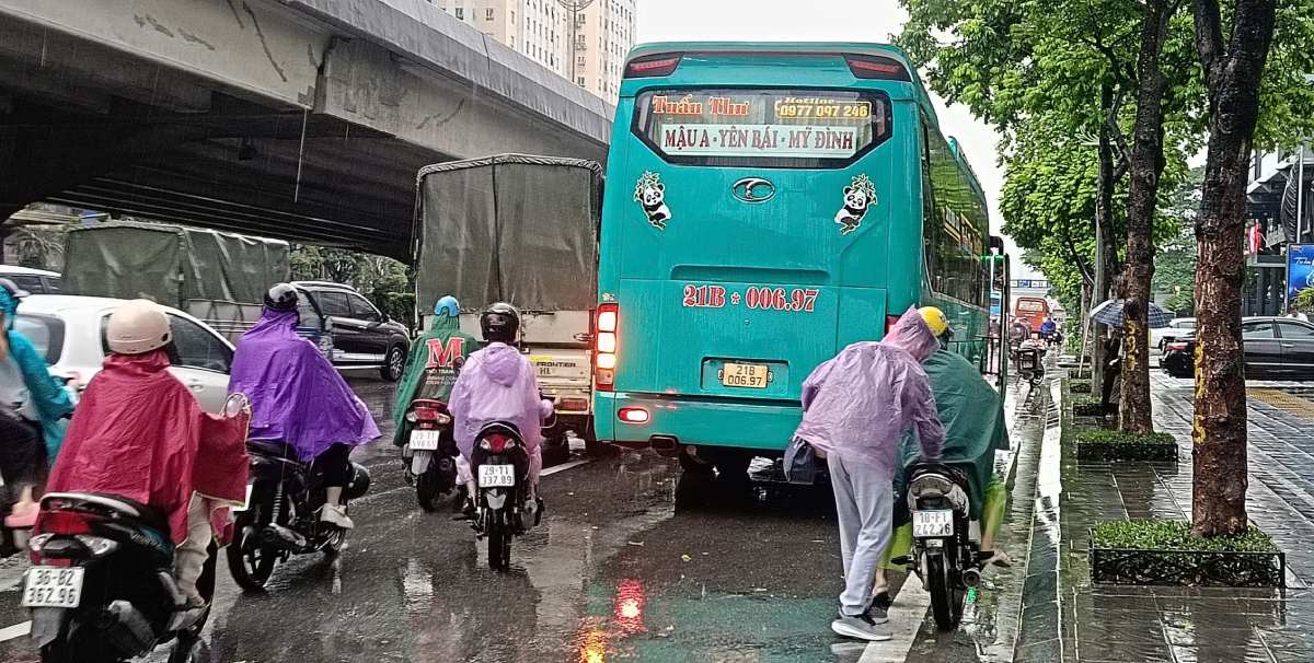 Nhieu phuong tien xe khach ngang nhien dung/do, don tra khach mac cho giao thong un tac.