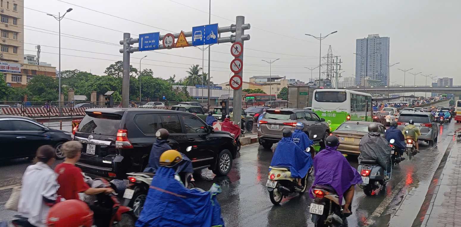 Khu vuc loi len/xuong cau vuot Mai Dich cung trong tinh trang un u, cac phuong tien phai di chuyen cham.
