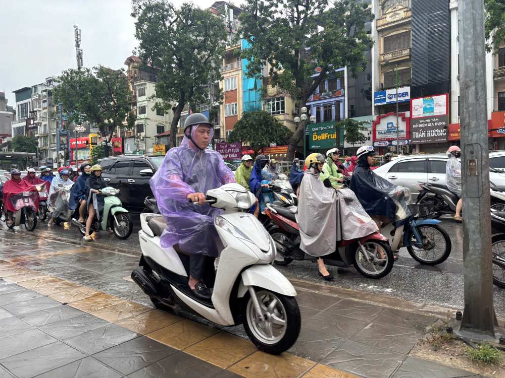 Nguoi dan di chuyen len tren via he de tranh tac tai khu vuc duong Giang Vo.