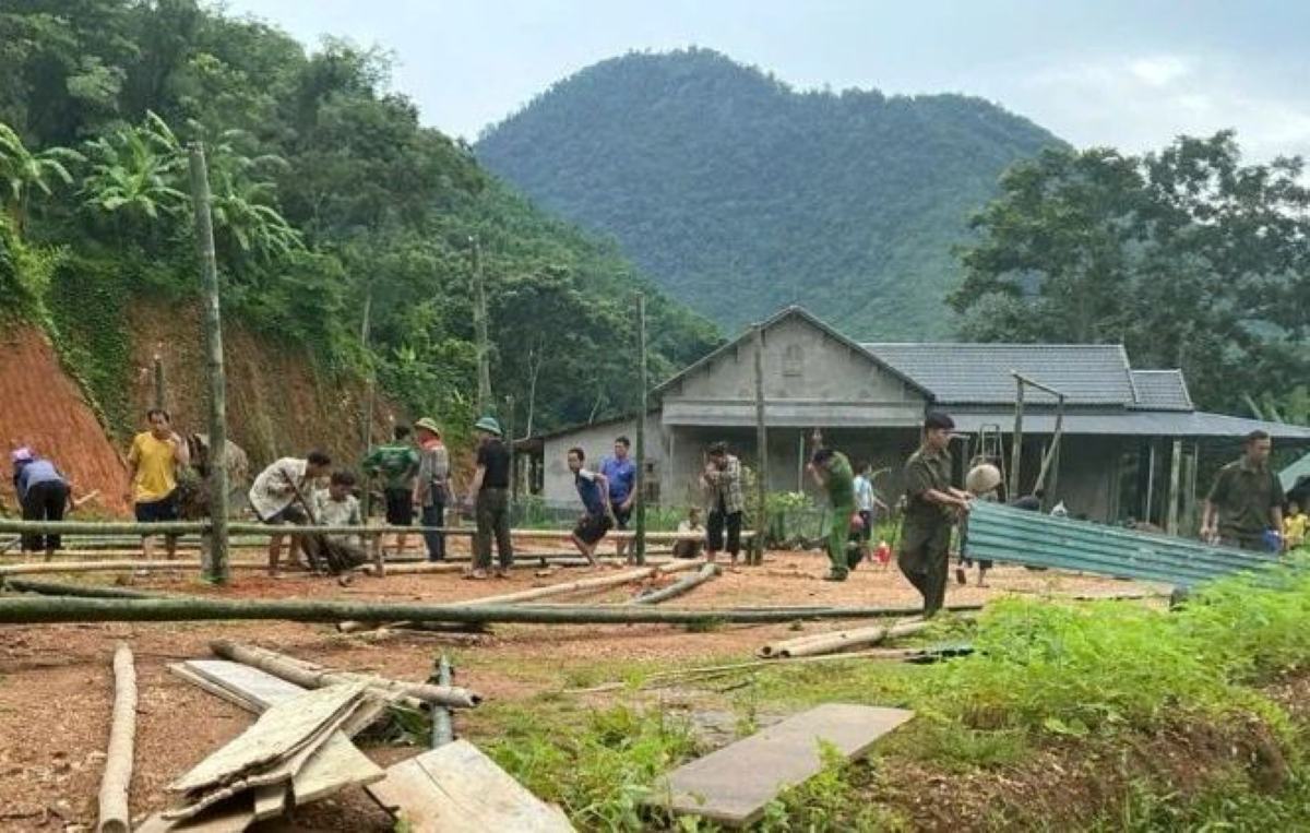 Luc luong chuc nang dung lan de di doi cac ho dan den noi an toan truoc con bao so 3. Anh: Minh Hoang