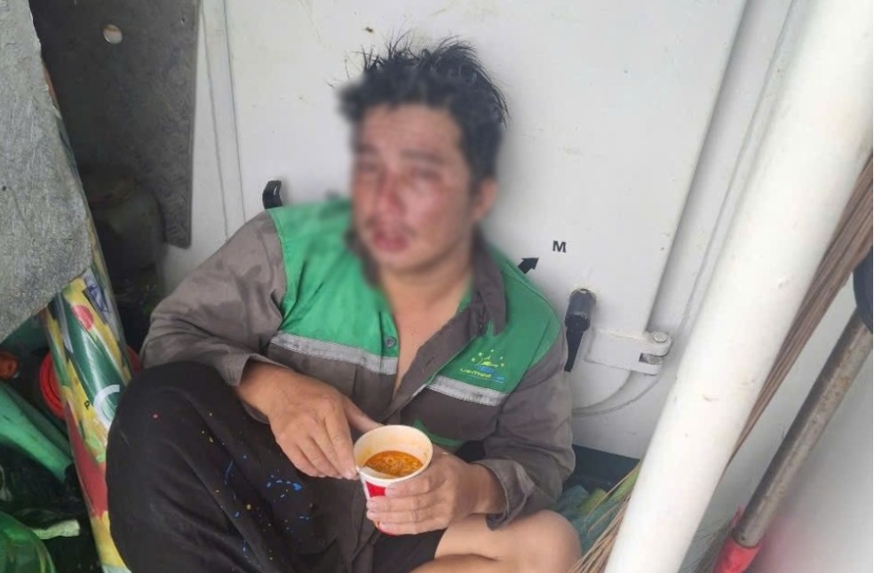 Lightning 68-6 speedboat saves a fisherman drifting at sea in An Giang