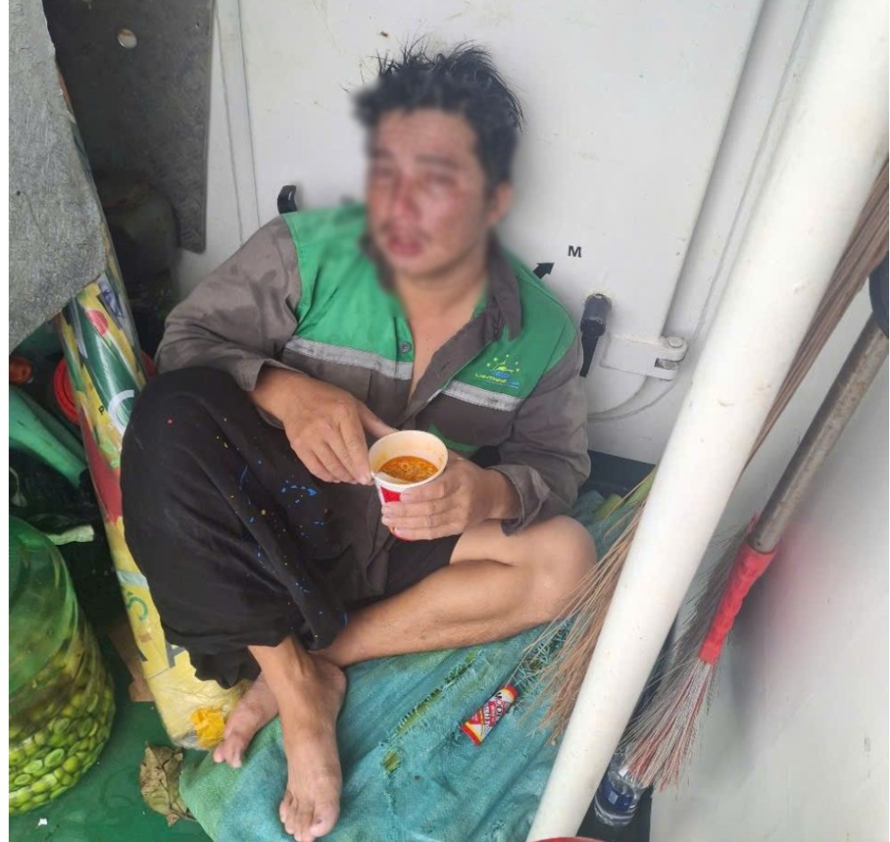 어부들은 바다에서 표류하던 중 라이트닝 68-6호에 의해 구조되었습니다. 사진: 라이트닝 68-6호