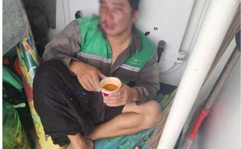 The fishermen were rescued by the Lightning 68-6 ship while drifting at sea. Photo: Lightning 68-6