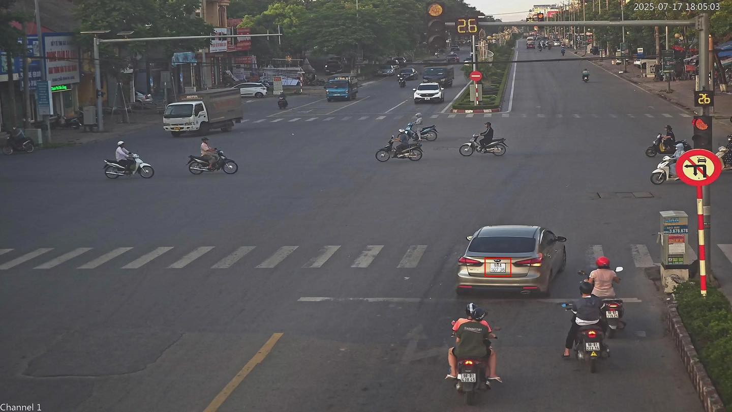 El auto paso la luz roja. Foto: Policia de Bac Ninh