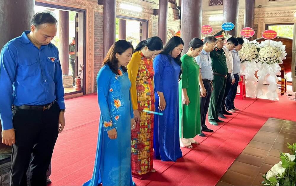 NGHE州のベトナム祖国正面委員会の常任委員会は、Truong Bon Historicalサイトで花と香を提供する式典を開催しています。写真：NGHE州の祖国正面委員会