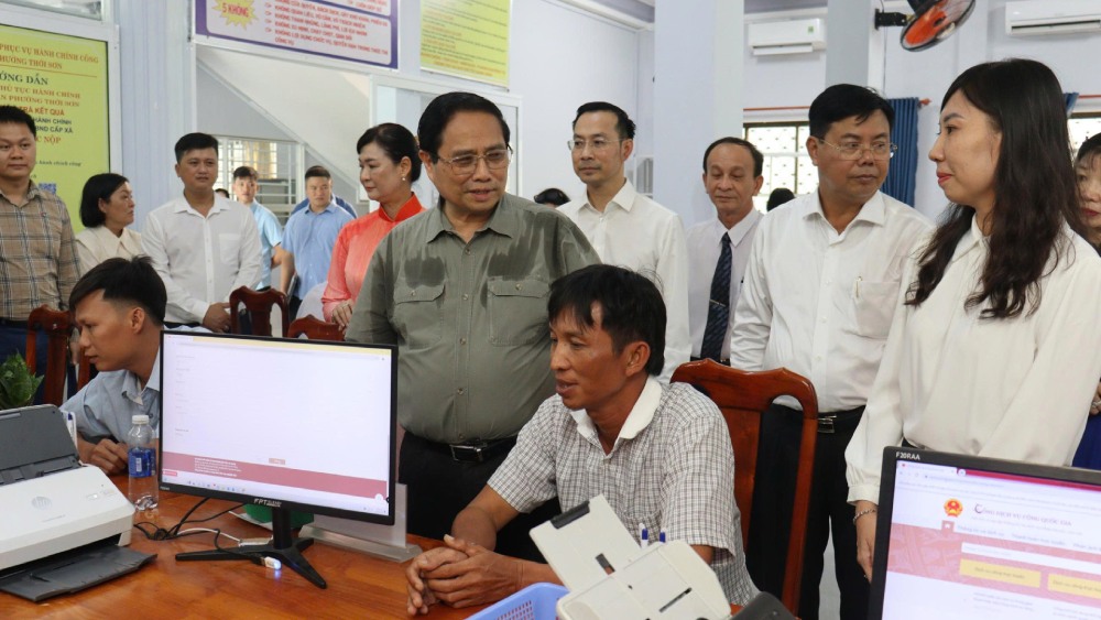 Thu tuong Chinh Phu Pham Minh Chinh kiem tra tai Trung tam Phuc vu Hanh chinh cong cua phuong. Anh: Ngoc Mai