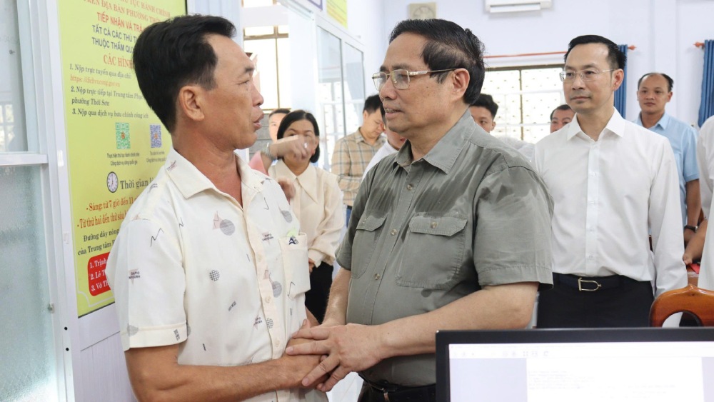 Pham Minh Chinh首相は、Thoi Son Wardの行政サービスセンターで手続きで人々を訪問しました。写真：ngoc mai