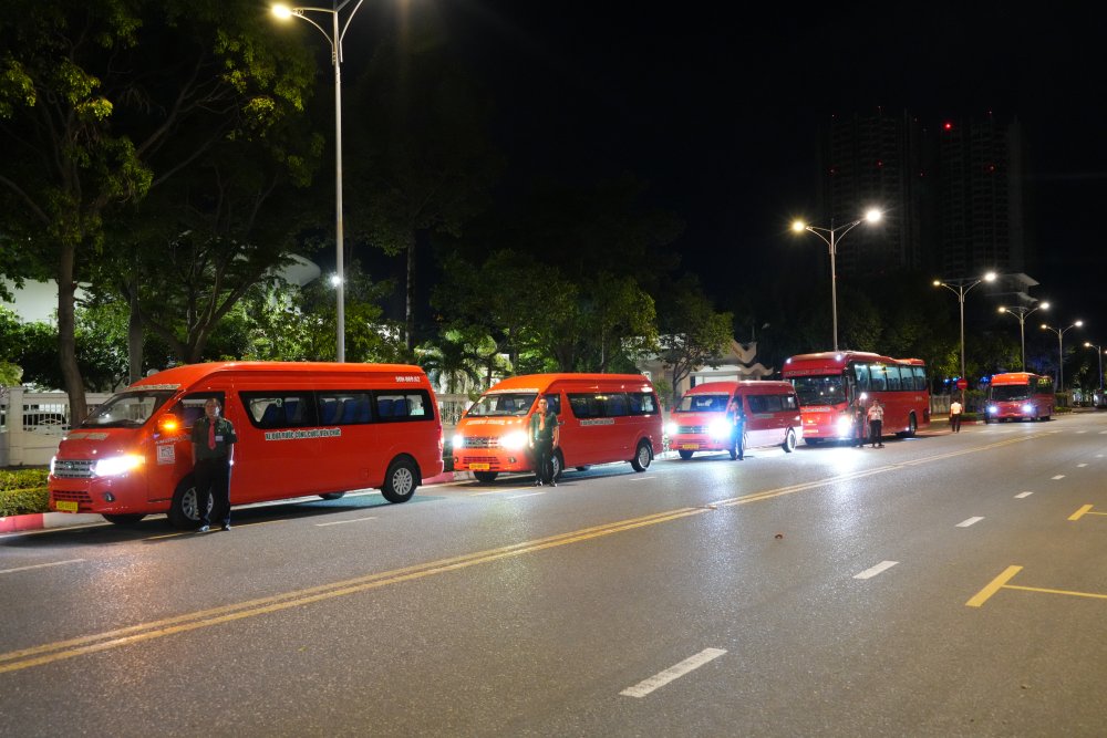 Ba Ria - Vung Tau 구시가지에서 호치민시로 근무하러 가는 공무원 수송 차량. 사진: Tri Do