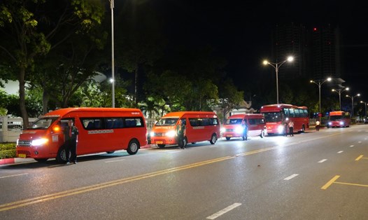 Xe đưa rước cán bộ công chức từ Bà Rịa - Vũng Tàu cũ lên TPHCM làm việc. Ảnh: Trí Độ