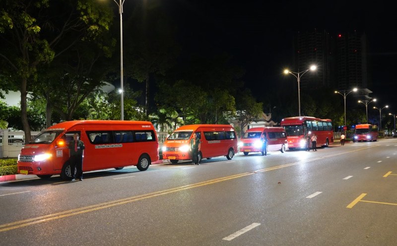 Vehicles to pick up and drop off civil servants from the old Ba Ria - Vung Tau to work in Ho Chi Minh City. Photo: Tri Do
