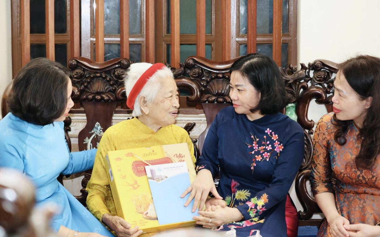 Nguyen Thi Tuyen氏 - 党中央委員会のメンバー、ベトナム祖国戦線の中央委員会の副議長、ベトナム女性連合の会長（右から2番目）訪問とベトナムの英雄的な母親Le Thi Than（左から2番目）への贈り物をします。写真：Thu Ha