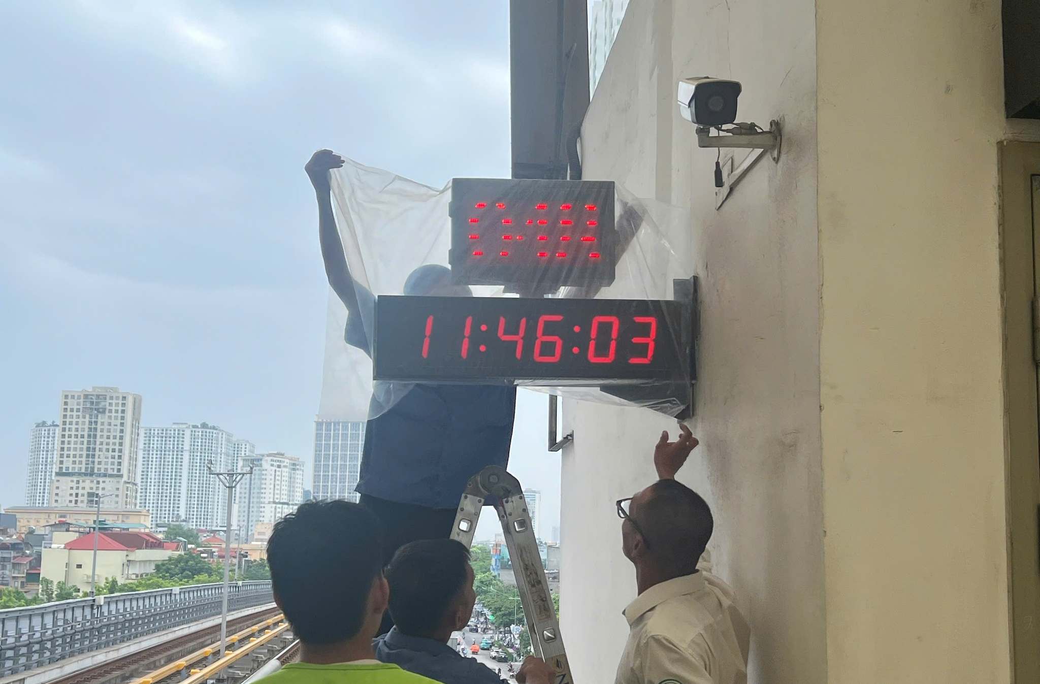 Cac thiet bi dien tu tai cac nha ga metro duoc bao ve truoc con bao so 3. Anh: Ha Noi Metro