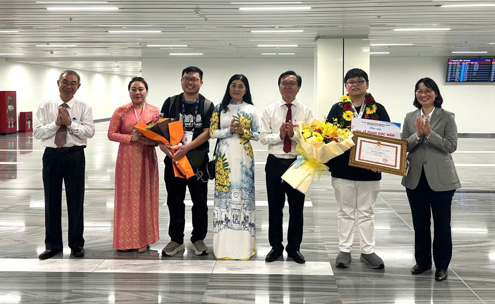 Ms. Tran Thi Dieu Thuy - Vice Chairman of Ho Chi Minh City People's Committee (right cover) presented a certificate of merit and a bonus to Le Phan Duc Man. Photo: Ho Phuc