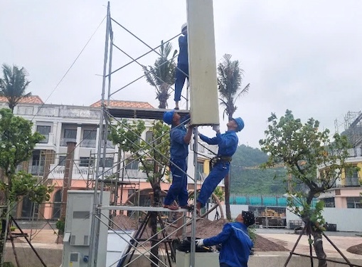 Don vi vien thong tien hanh kiem tra thiet bi thu song de dam bao an toan tai san truoc dien bien phuc tap cua con bao so 3. Anh: VNPT