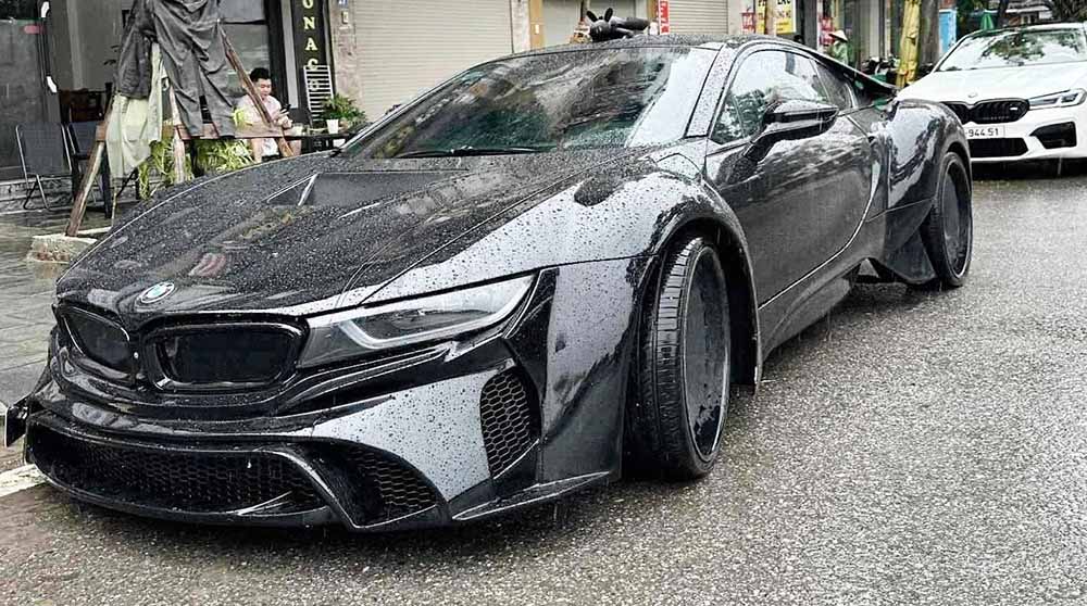 El cuerpo ancho BMW i8 se vende en el antiguo mercado de automoviles por menos de 2 mil millones, lo que atrae la atencion del diseño deportivo y el equipo mejorado. Foto: Duc Nguyen