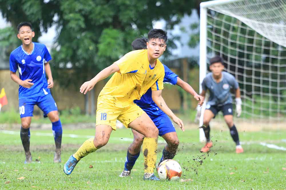 U21 Song Lam Nghe An (yellow shirt) conceded 4 goals against PVF-CAND. Photo: VFF