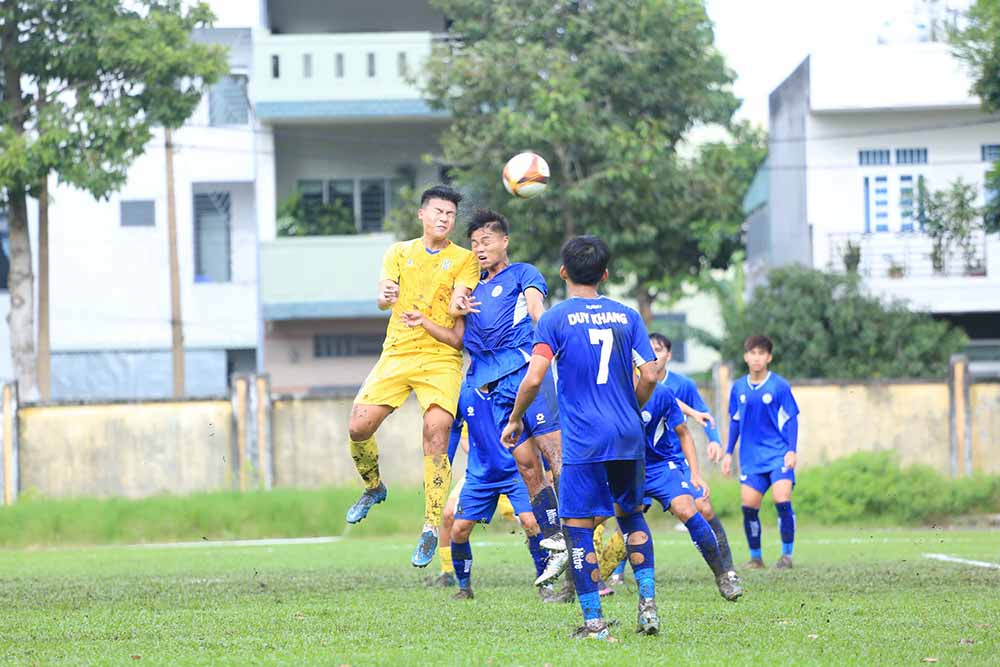 Hang thu U21 Song Lam Nghe An thi dau long leo. Anh: VFF