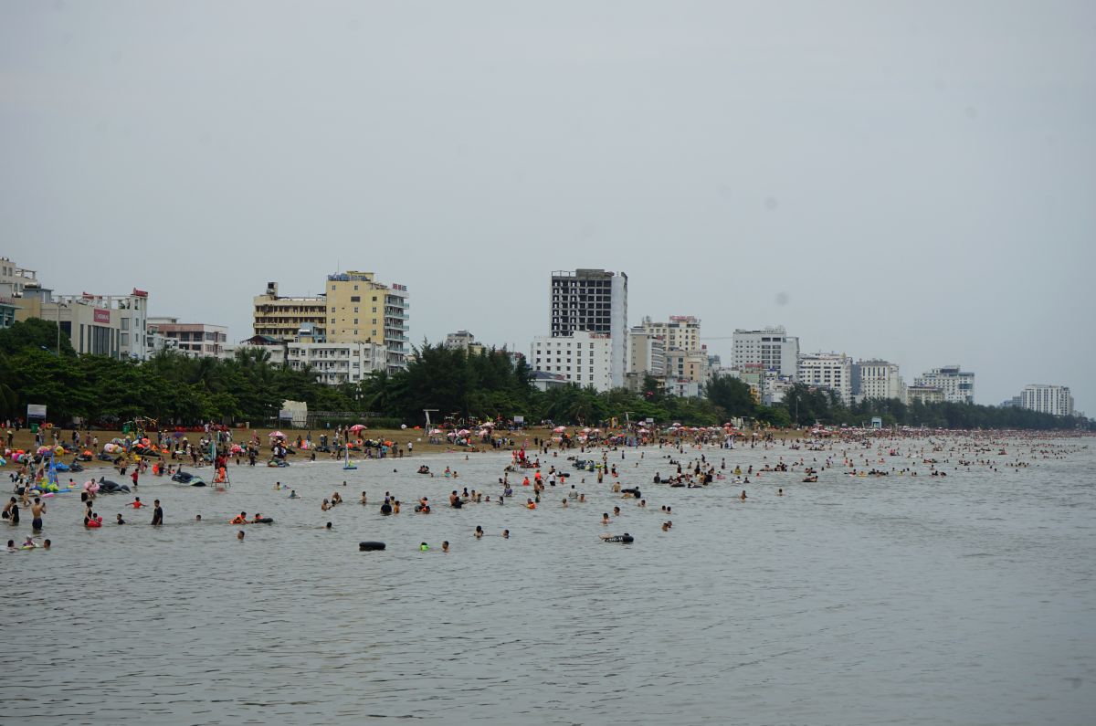 Hang nghin du khach dang luu 
