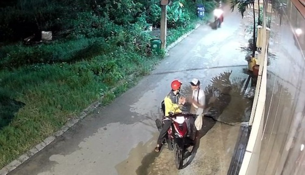 Hinh anh nguoi dan ong mac ao xe om cong nghe giat ve so cua nguoi khuyet tat duoc camera ghi lai. Anh: Dong Hoang