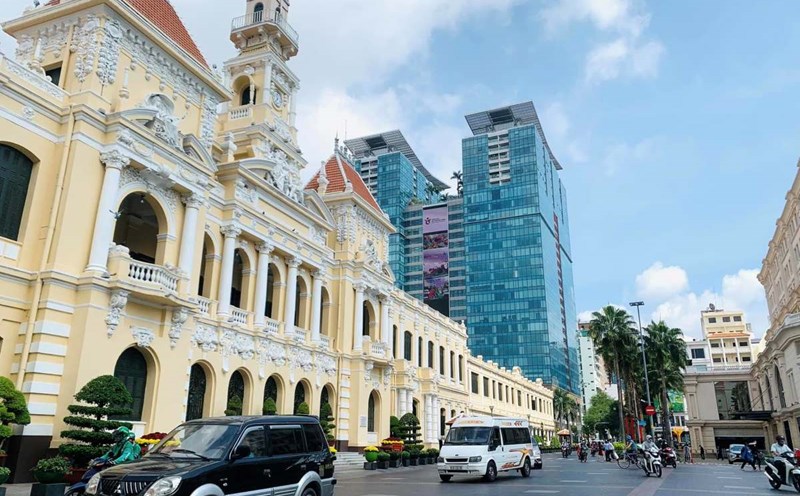 The section of Le Thanh Ton Street through the headquarters of the Ho Chi Minh City People's Committee. Photo: Minh Quan