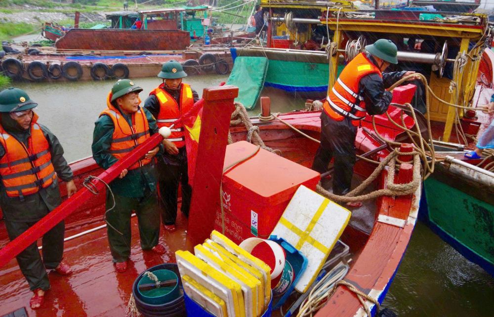 ニンビン国境警備隊の幹部、兵士が台風3号に対処する漁民を支援。写真:国境警備隊