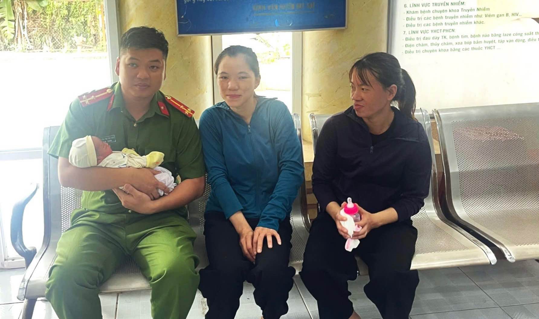 The baby was discovered abandoned by Lao Cai people on the roadside. Photo: Luu Lien