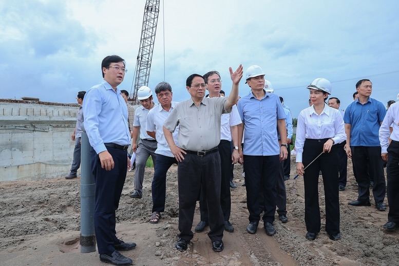 Thu tuong de nghi cac cap uy, chinh quyen va nhan dan dia phuong tiep tuc ho tro cac can bo, ky su, cong nhan tren cong truong ca ve vat chat va tinh than - Anh: VGP/Nhat Bac