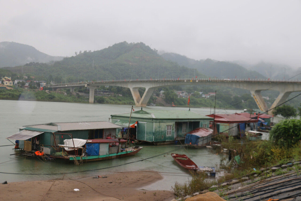 DA川沿いのHoa Binh Ward（Phu Tho州）の漁村は、人々が嵐に積極的に対応しています。写真：Dang Tinh