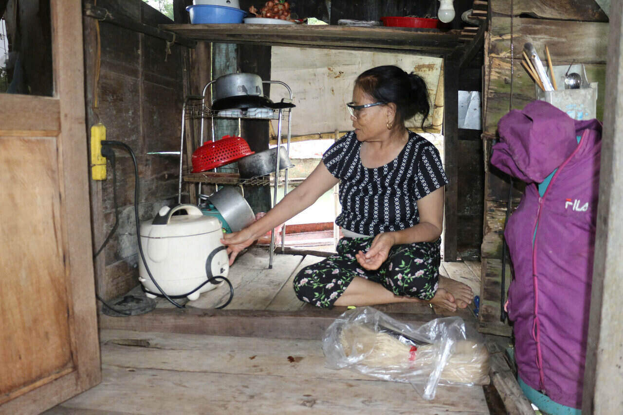 Nguoi dan tranh thu nau com, chuan bi thuc an khi mua lon keo dai. Anh: Dang Tinh