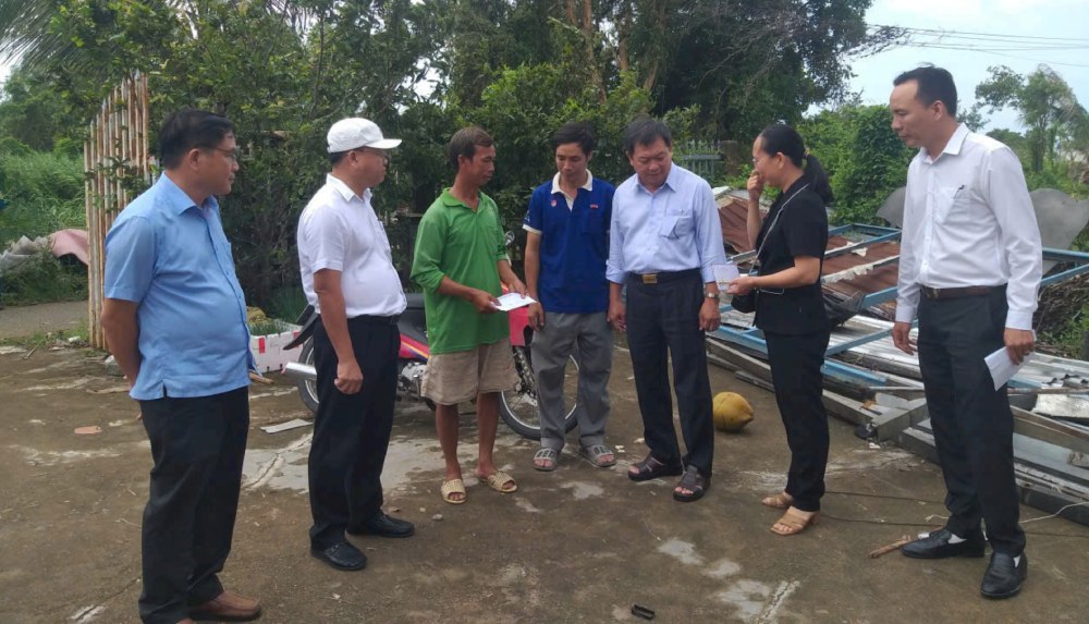 Lanh dao Uy ban MTTQ tinh An Giang, lanh dao phuong Vinh Thong to chuc doan tham hoi, dong vien, dong thoi chia se 1 phan kho khan voi cac ho co nha bi sap, toc mai. Anh: Xuan Nhi