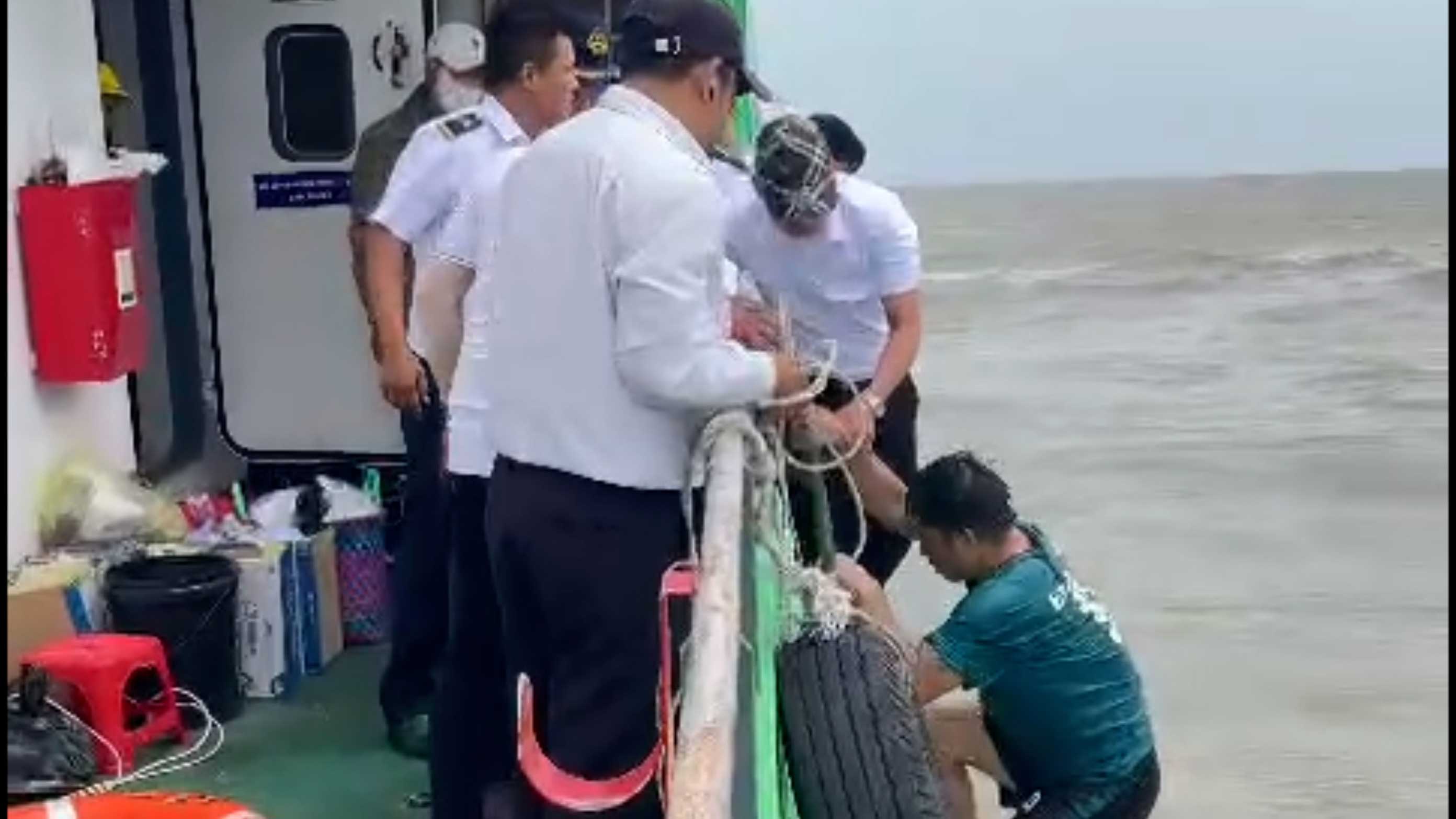 Sailors and passengers on the boat tried to save a fisherman drifting at sea.