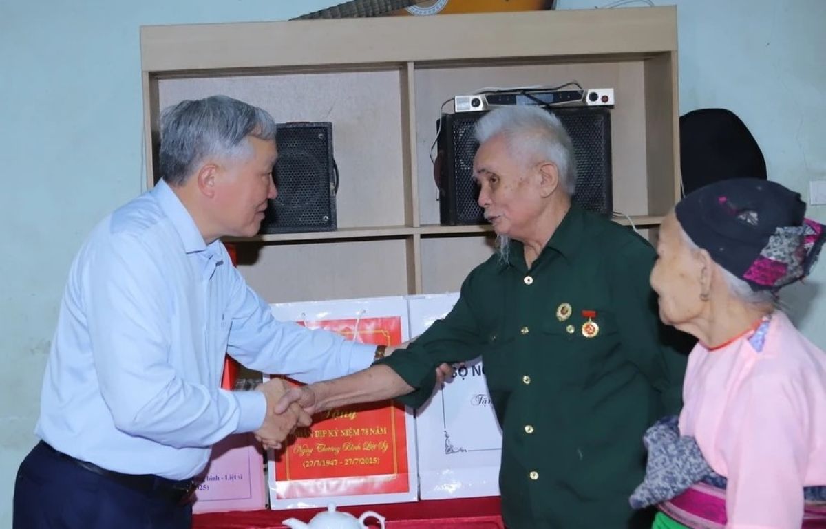 Pho Thu tuong Thuong truc Chinh phu Nguyen Hoa Binh tham hoi thuong binh Pham Van Cau o thon Song, xa Cam Thuy. Anh: Minh Hieu