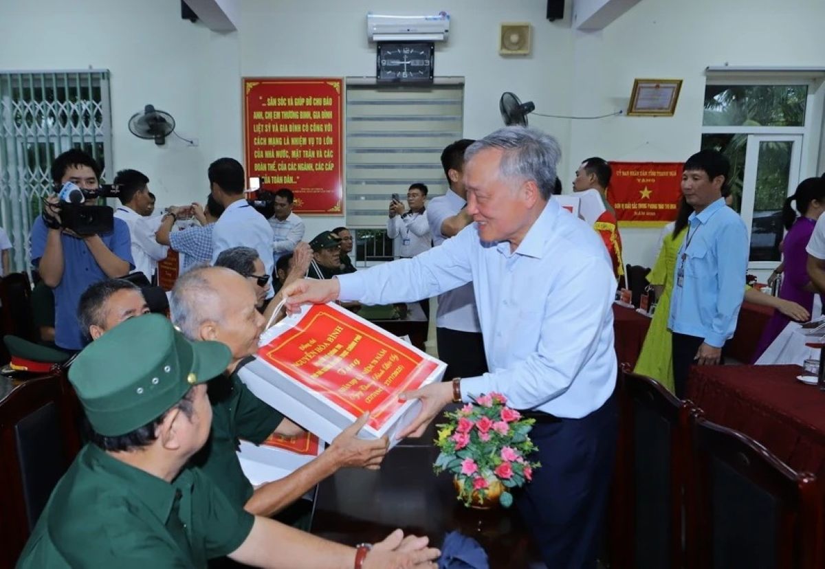 Pho Thu tuong Thuong truc Chinh phu Nguyen Hoa Binh tang qua cac thuong binh, benh binh dang dieu tri tai Trung tam Cham soc, nuoi duong nguoi co cong Thanh Hoa. Anh: Minh Hieu