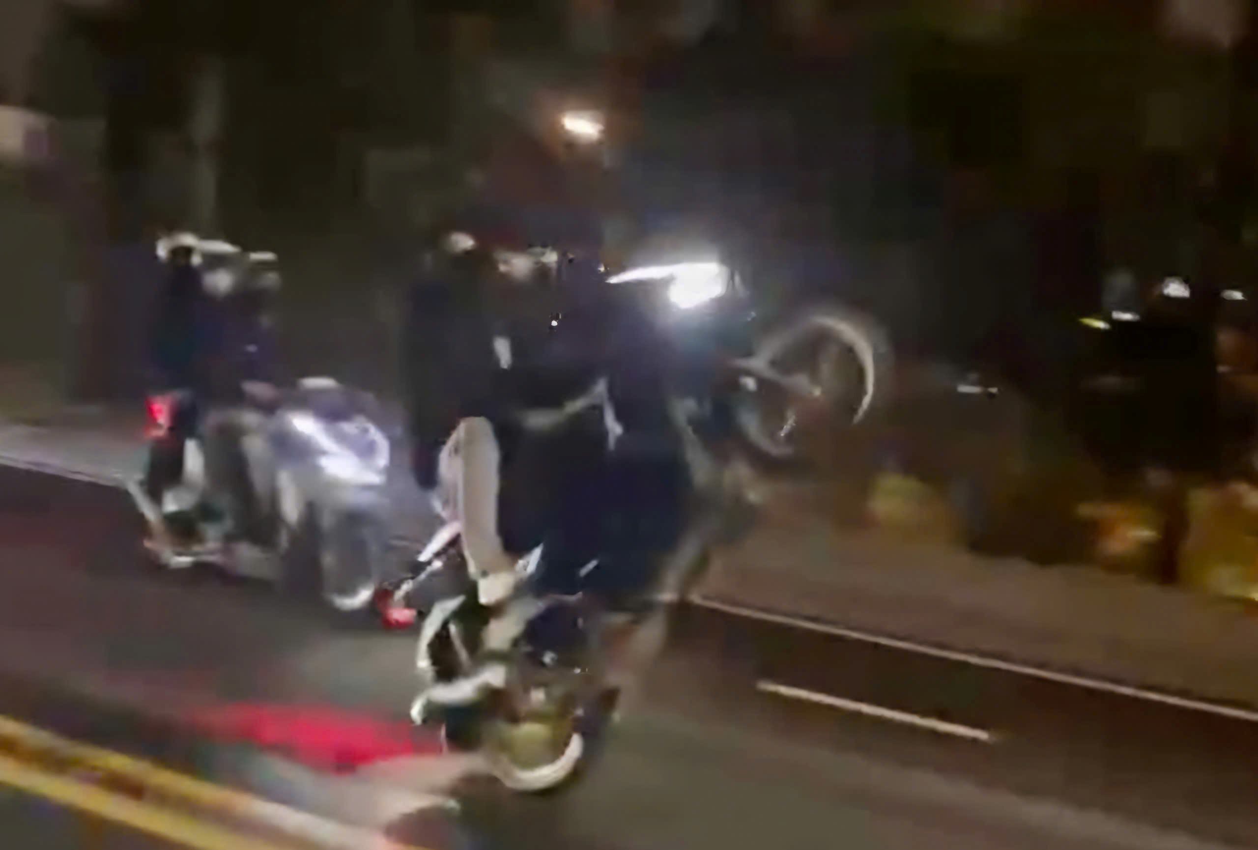 ティーンエイジャーのグループは、景色を眺めるために車の上で行動しました。写真：ラムホン