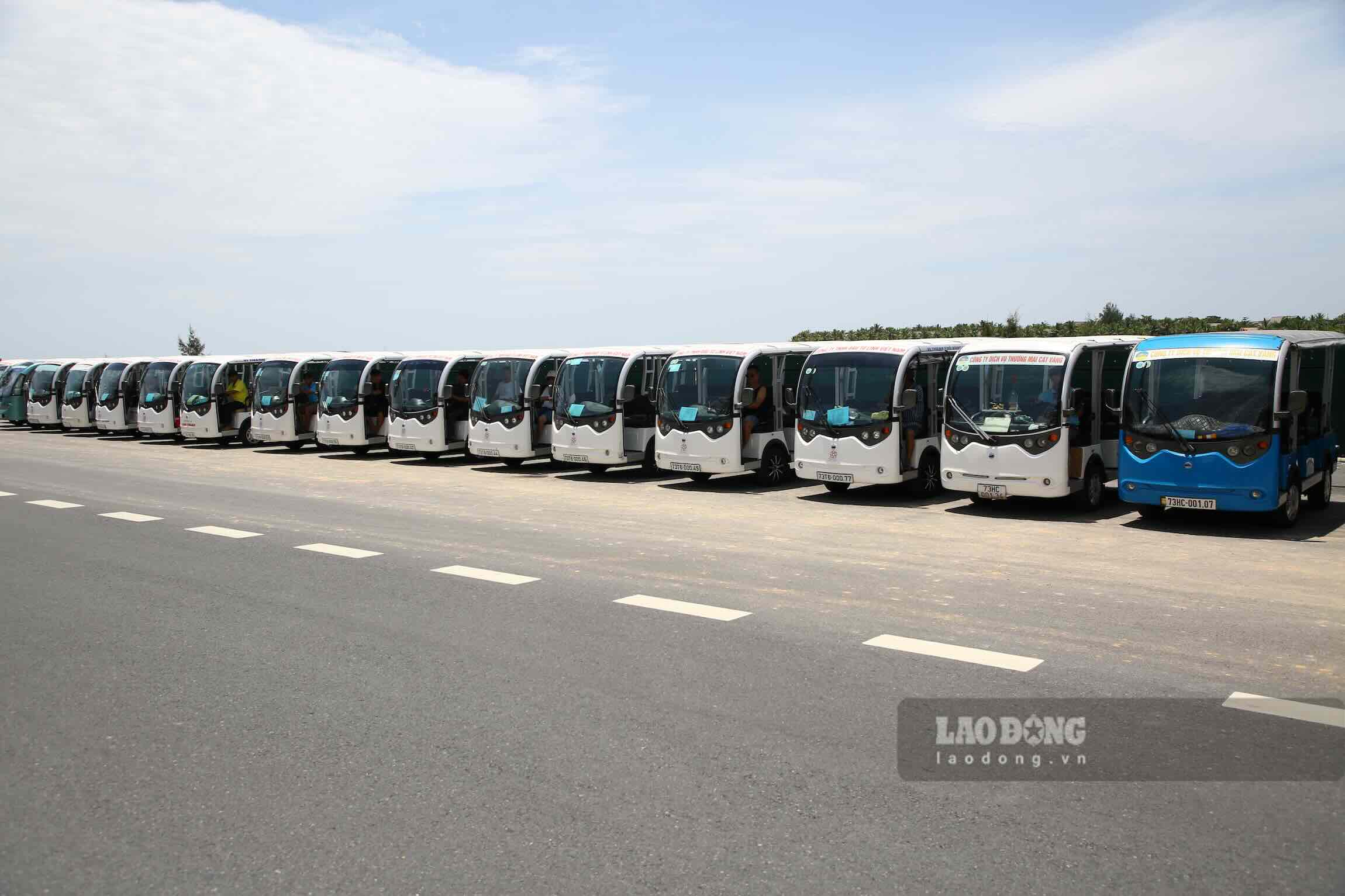 Many 4-wheel electric vehicles cannot carry passengers due to regulations. Photo: Cong Sang
