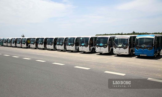 Nhiều lái xe điện 4 bánh không thể chở khách vì vướng quy định. Ảnh: Công Sáng