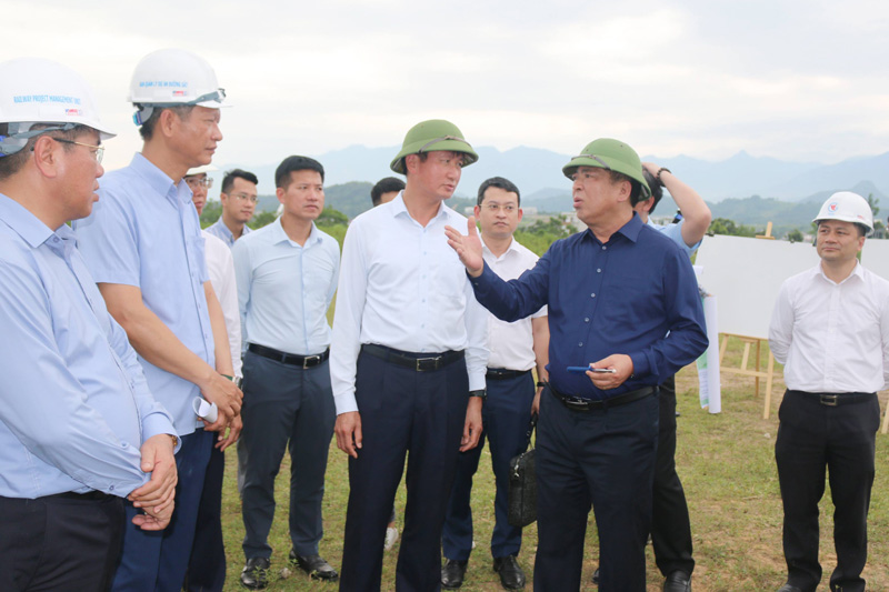 Minister of Construction Tran Hong Minh (in purple) requested units to speed up progress and remove obstacles to implement the Lao Cai - Hanoi - Hai Phong railway project. Photo: Lao Cai Information Portal
