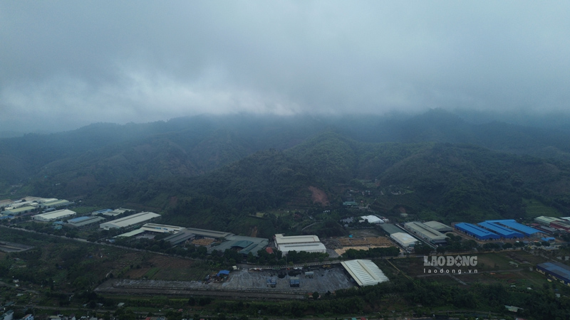 Loat co so san xuat tai Khu cong nghiep Dong Pho Moi, tinh Lao Cai se phai di doi de nhuong dat do du an duong sat ti do. Anh: Dinh Dai