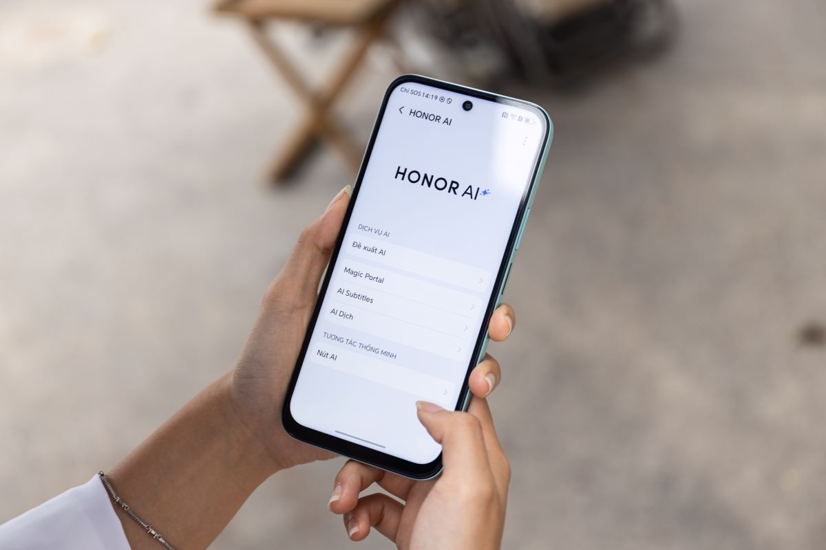 A solo un precio de menos de 5 millones, los consumidores vietnamitas pudieron tener un telefono inteligente con caracteristicas basicas de IA. Foto: My Phan