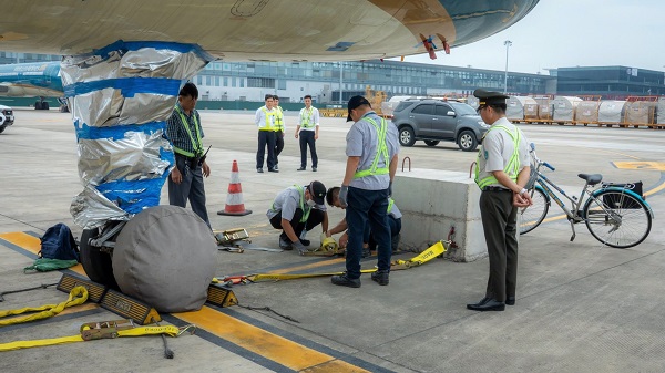 Functional forces prepare to respond to storm No. 3. Photo: Noi Bai Airport