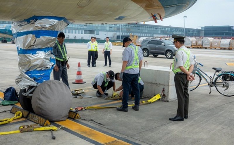 Functional forces prepare to respond to storm No. 3. Photo: Noi Bai Airport