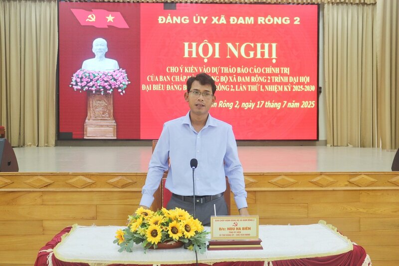 NDU HA BIEN氏 - 州党委員会のメンバー、党委員会長官、ダム・ロング2の人民評議会の議長、ラム・ドン州は、2025年から2030年にかけてのコミューン党議会の文書草案の草案に関する会議の議長を務めました。写真：Duc Lam