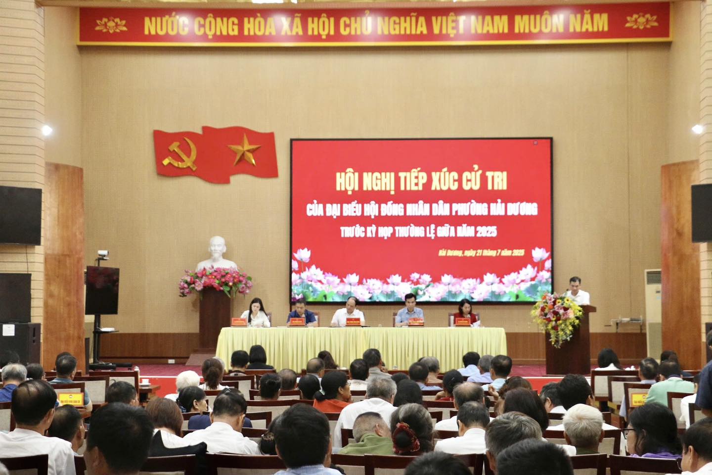 El frente de Hai Duong Ward, Hai Phong City, celebro a los votantes antes de la reunion del Consejo Popular a mediados de 20125. Foto: Hai Duong Ward