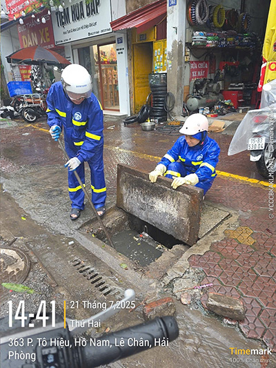 Kiem tra cac nap cong tren pho. Anh: Kim Anh