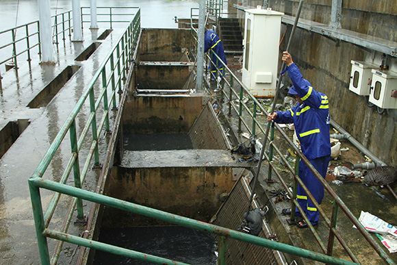 ハイフォン浄水会社の作業員が排水溝を検査しています。写真:キム・アイン