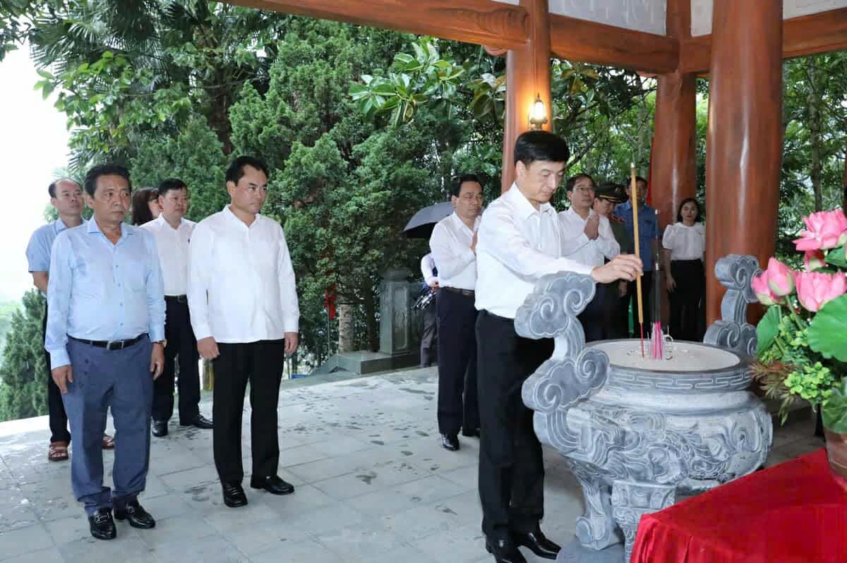 党中央委員会の秘書、中央経済委員会の議長であるNguyen Duy NgocがAtk Dinhhoaで香を申し出た政治局長であるPolitburoのメンバー。写真：M.N